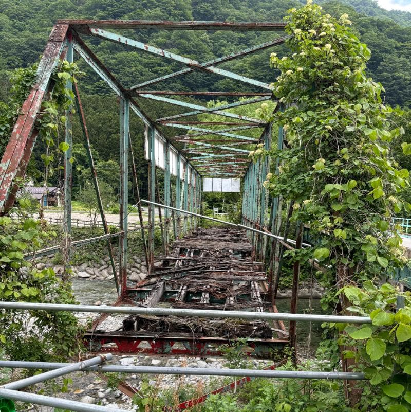 荒廃した橋