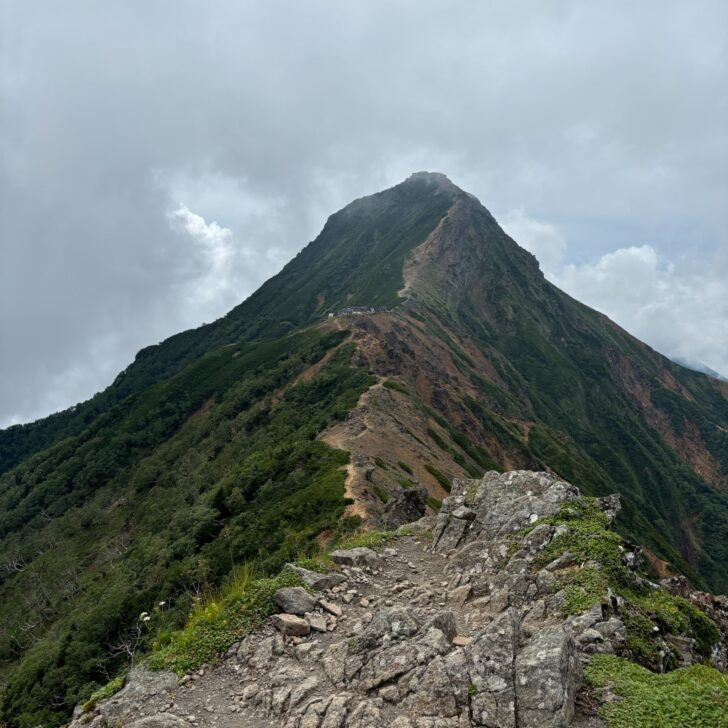 横岳方面から見た赤岳