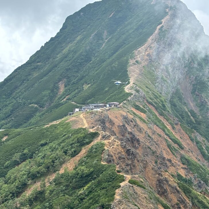 赤岳天望荘のヘリでの荷揚げ