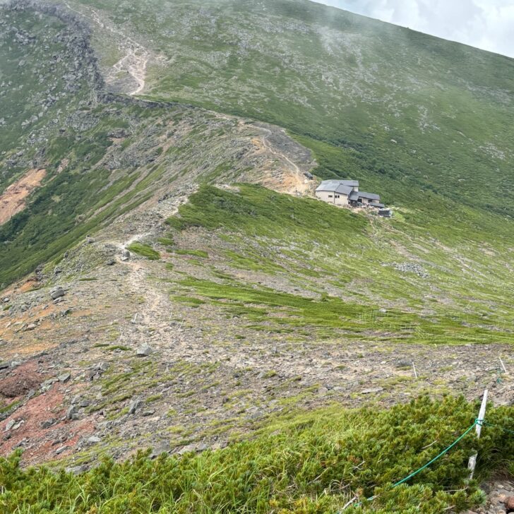 硫黄岳山荘を見下ろす