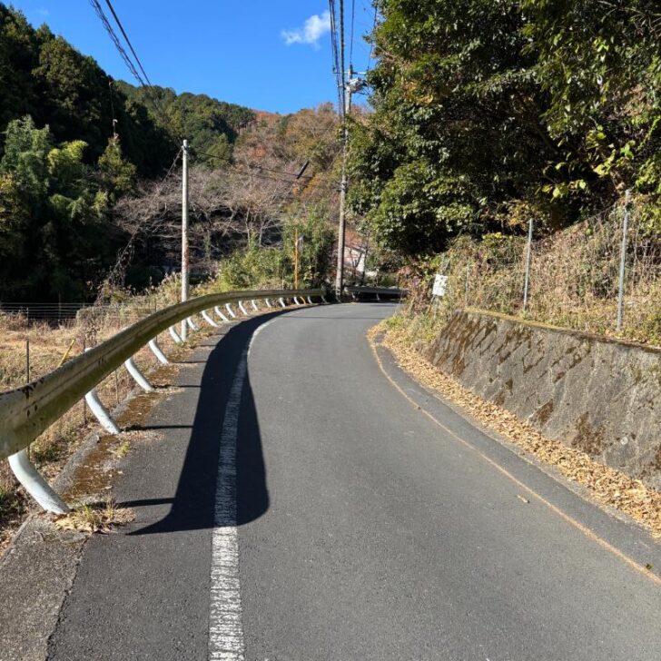 登山口へ向かう舗装道路