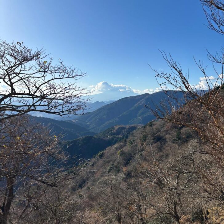 雲に隠れた富士山