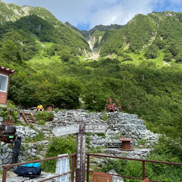 小屋前