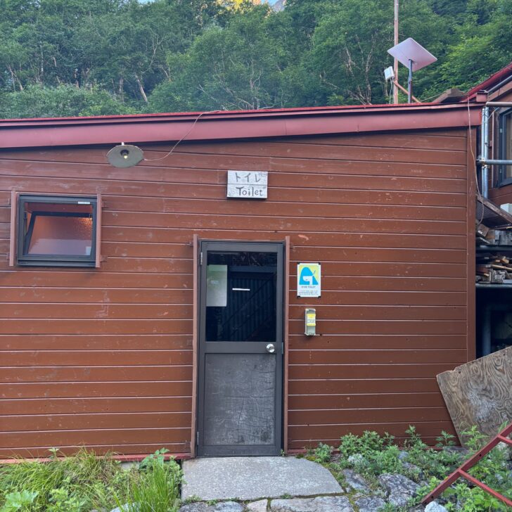 岳沢小屋のトイレ