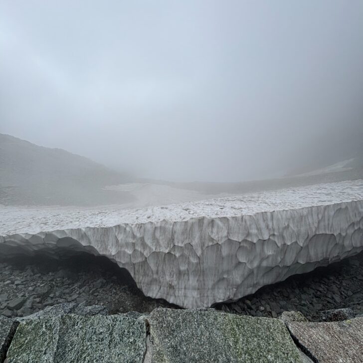 小屋前の雪