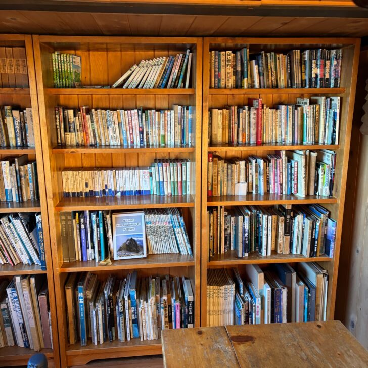 穂高岳山荘の図書コーナー