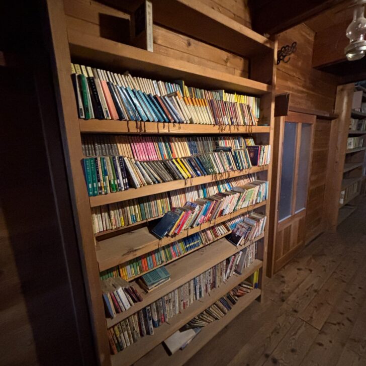 雲取山荘の本棚