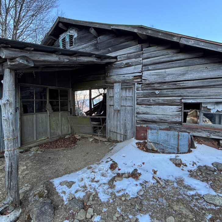 白岩小屋入り口