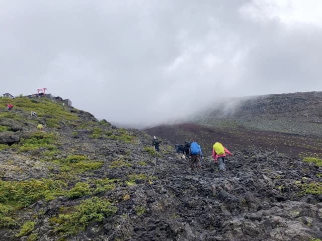 曇り模様の山